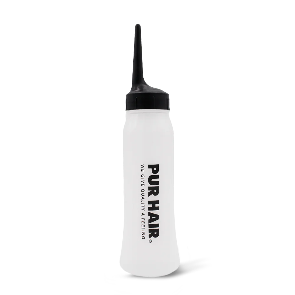 Weiße PUR HAIR Auftrageflasche mit schwarzem Schraubverschluss und langer, schmaler Applikatorspitze