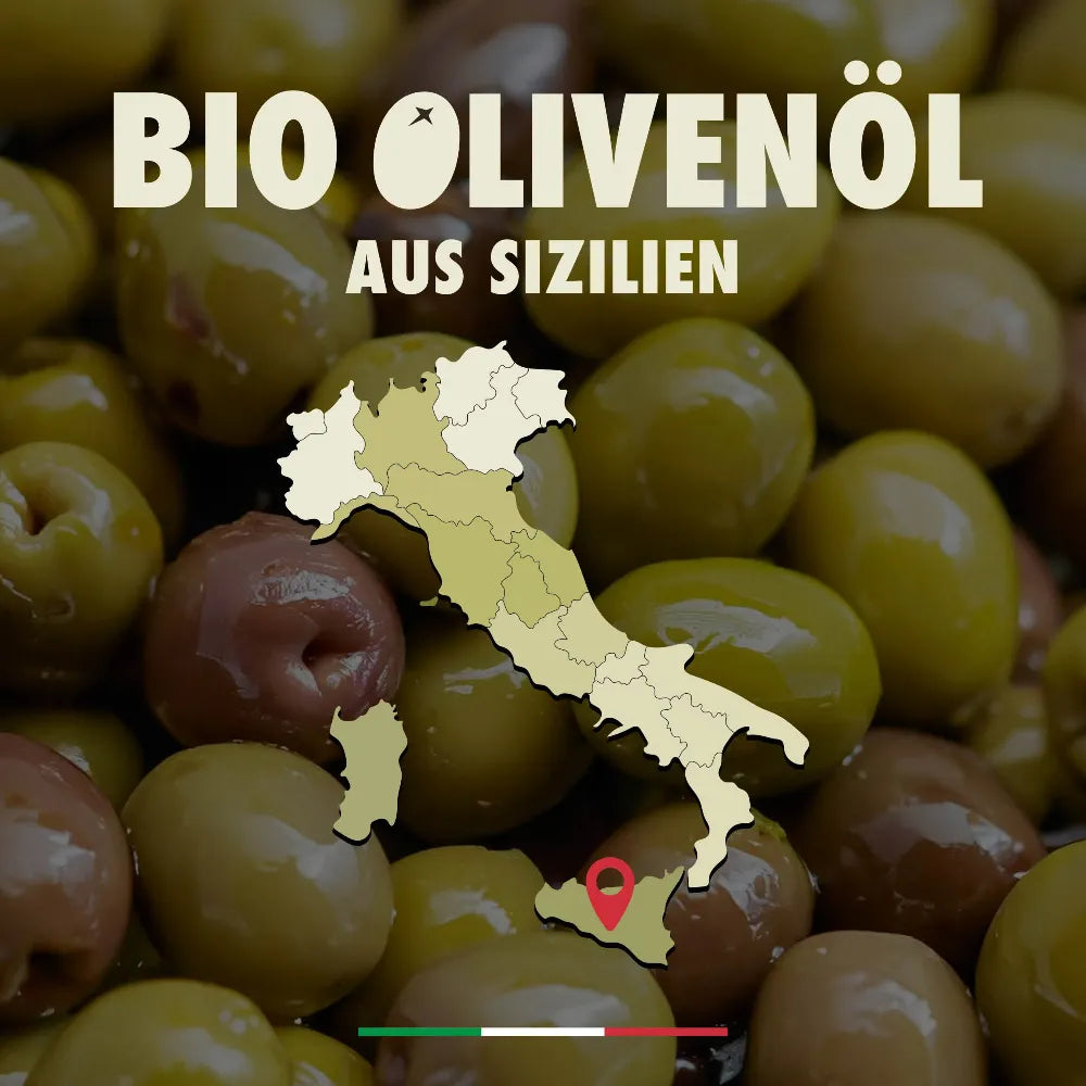Karte von Italien, Bio Olivelöl aus Sizilien, im Hintergrund grüne und schwarze Oliven.