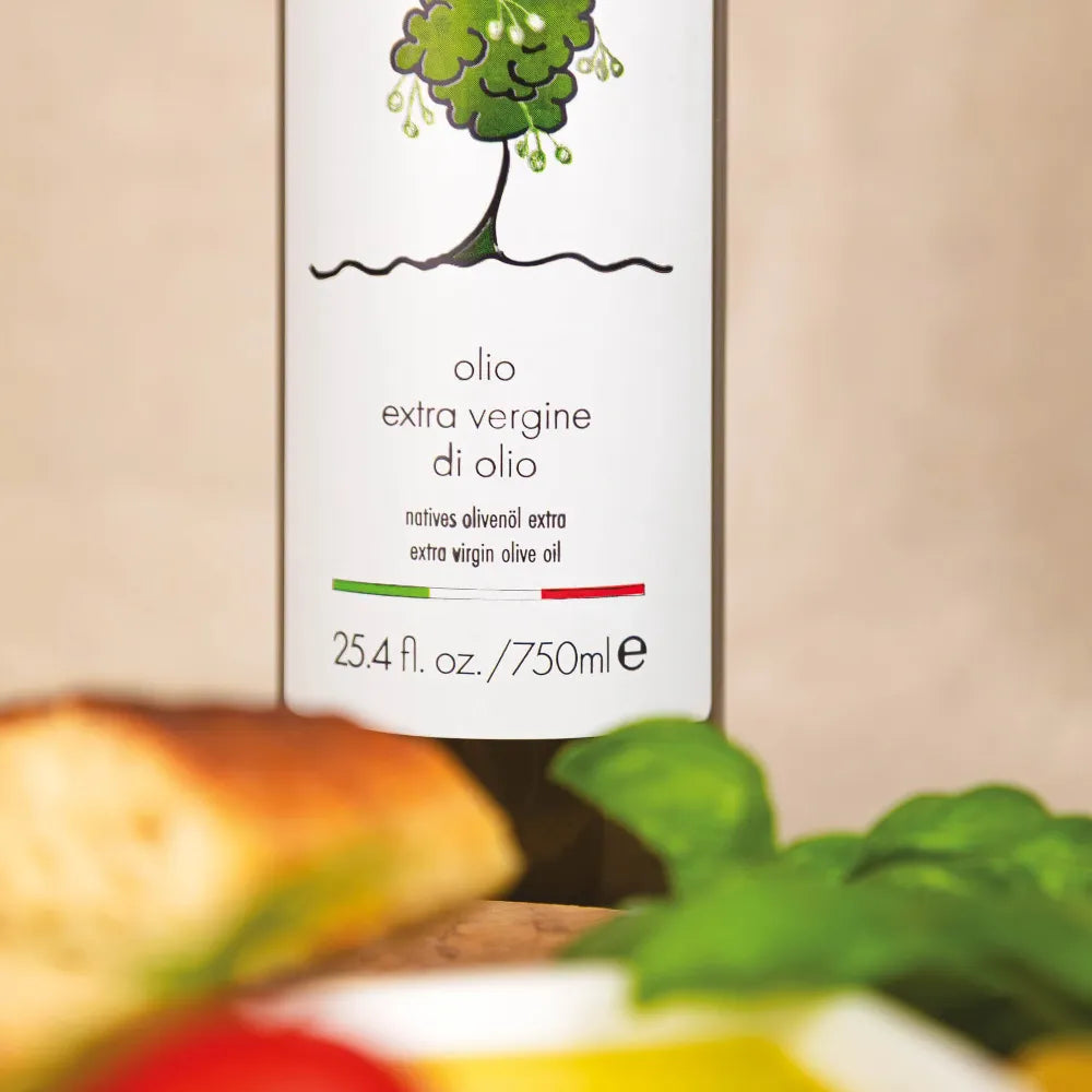 Glasflasche 750 ml, angerichtet mit frischen Tomaten, Basilikum, Oliven.