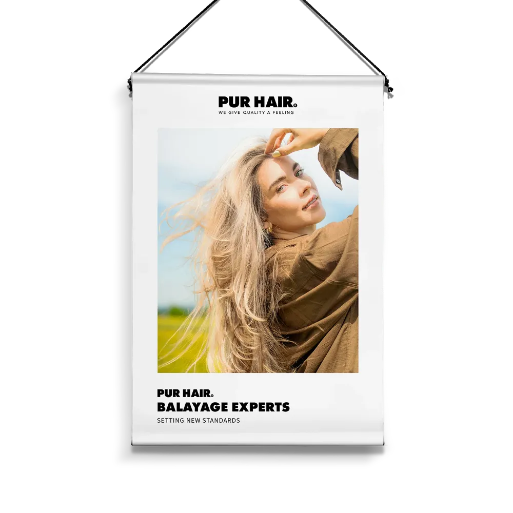 Weißes hängendes PUR HAIR Salonposter mit Foto einer Frau mit langem blondem Haar