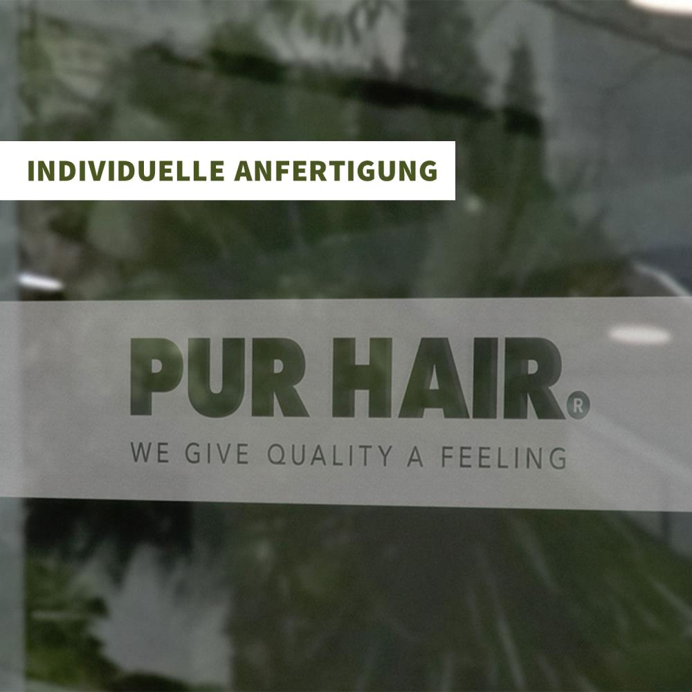 Milchglas Fensterfolie mit transparenten PUR HAIR Logo und Schriftzug „We Give Quality A Feeling“