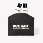 PUR HAIR Travel Bag, in schwarz, mit zwei 100 ml Flaschen, auf weißem Hintergrund.