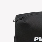 PUR HAIR Travel Bag, in schwarz mit weißem Logo, Nahaufnahme Reißverschluss.