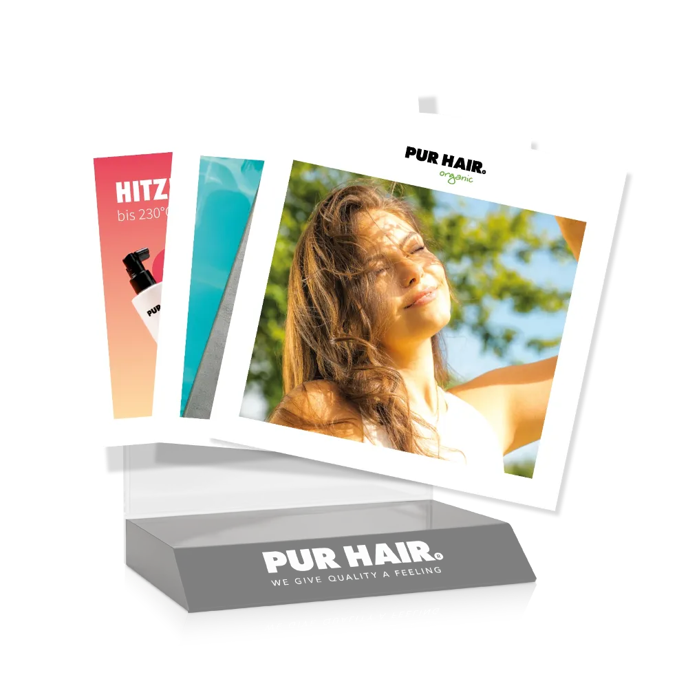 PUR HAIR Thekendisplay mit transparenter Acryl-Rückwand und schwarzem Sockel mit PUR HAIR Logo