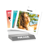 PUR HAIR Thekendisplay mit transparenter Acryl-Rückwand und schwarzem Sockel mit PUR HAIR Logo