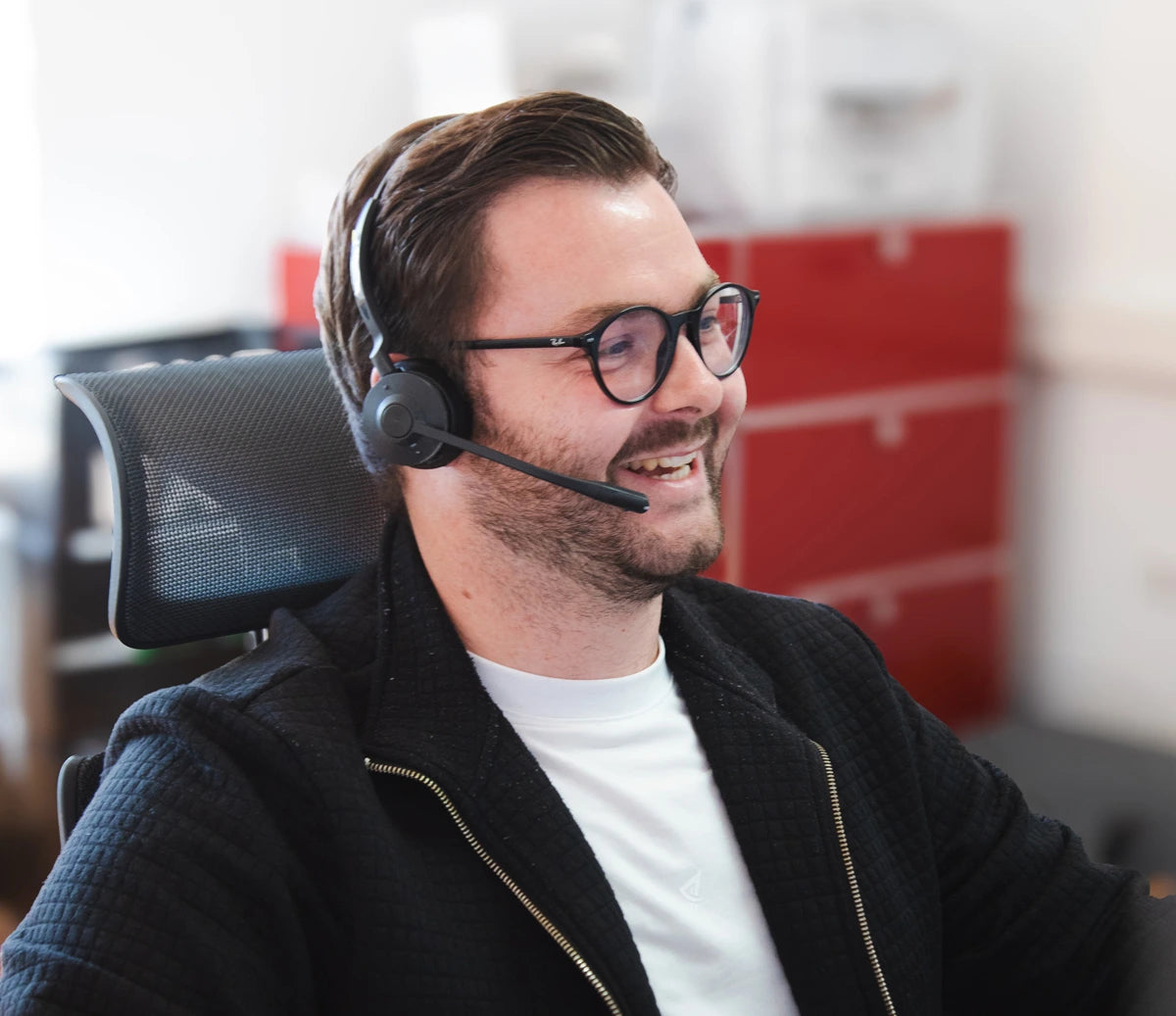 PUR HAIR Kundenservice-Mitarbeiter mit Headset und Brille bei der persönlichen Beratung im Büro.