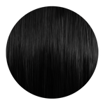 Runde Nahaufnahme einer glatten Haarsträhne im tiefen schwarz mit glänzenden Reflexen.