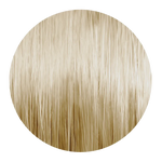 Runde Nahaufnahme einer glatten Haarsträhne in hellem Goldblond mit glänzenden Reflexen.
