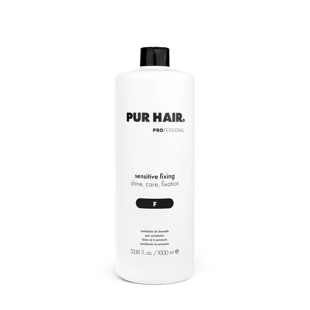 PUR HAIR Sensitive Fixing 1000 ml in weißer Flasche mit schwarzem Deckel.