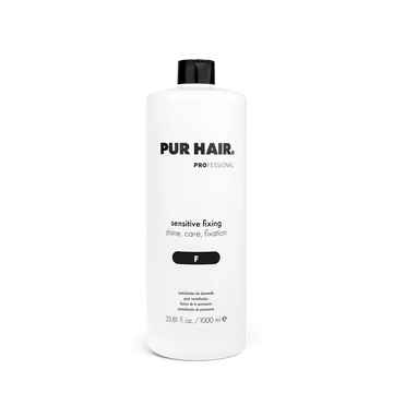 PUR HAIR Sensitive Fixing 1000 ml in weißer Flasche mit schwarzem Deckel.