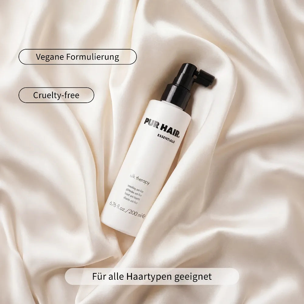 PUR HAIR Silk Therapy Anti-Frizz-Spray mit veganer Formulierung für alle Haartypen auf hellem Satin.