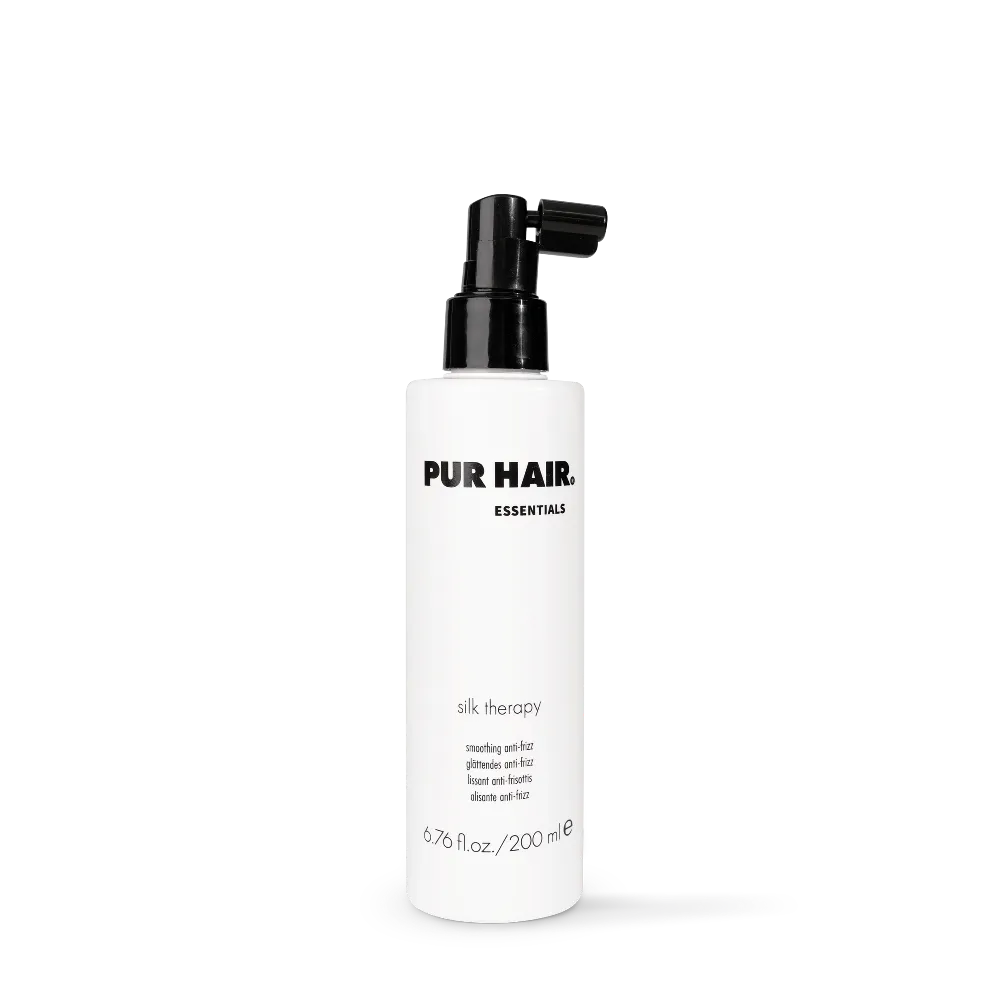 PUR HAIR Silk Therapy Anti-Frizz-Spray in der 200-ml-Flasche auf transparentem Hintergrund.