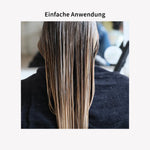 Nasses, langes blond-braunes Haar während der Anwendung einer professionellen Haarglättung.