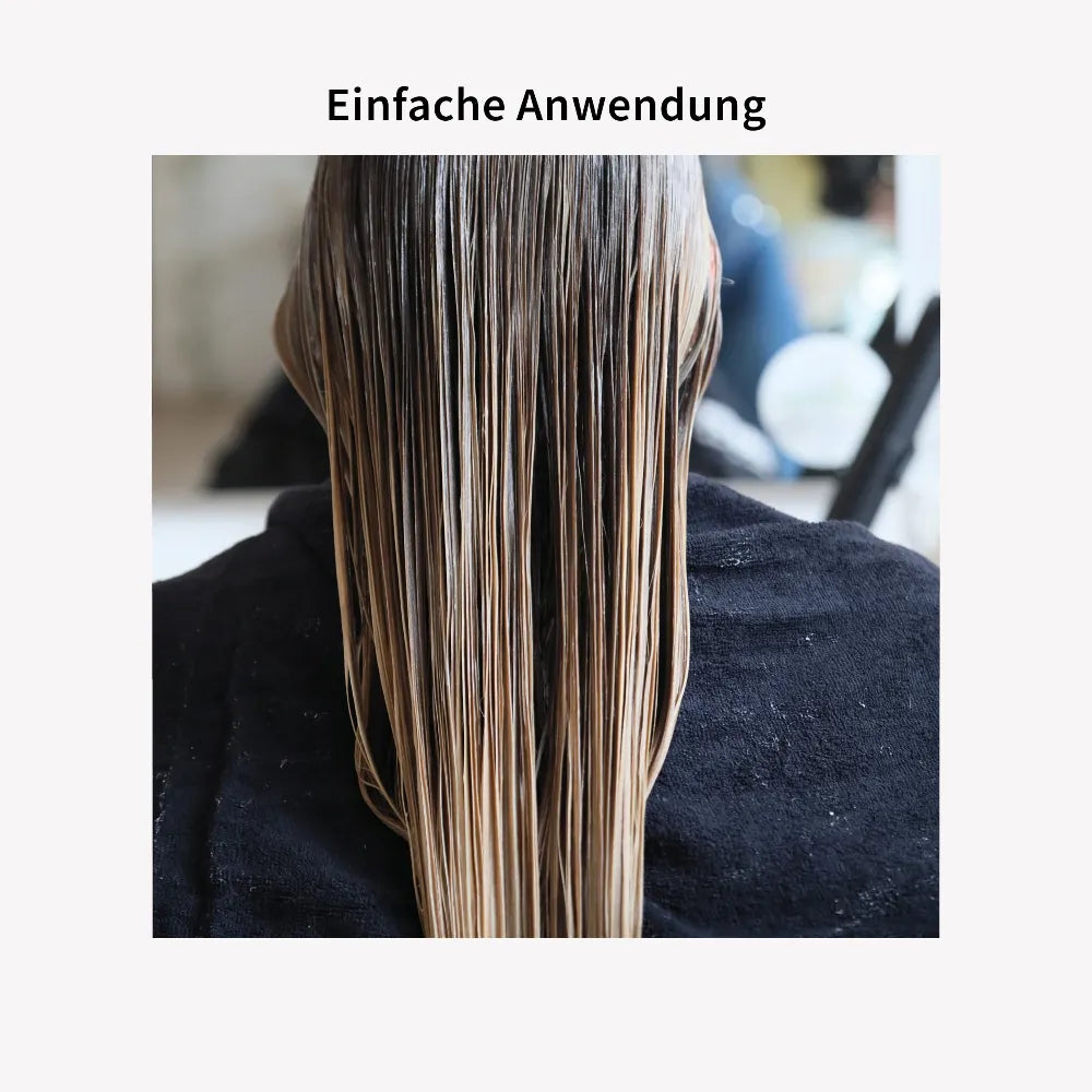 Nasses, langes blond-braunes Haar während der Anwendung einer professionellen Haarglättung.