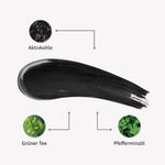 Schwarze Textur des PUR HAIR Deep Cleansing Shampoos mit Aktivkohle, grünem Tee und Pfefferminzöl