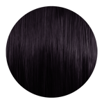 Runde Nahaufnahme einer glatten Haarsträhne in tief dunkelbraunen mit kühlen violetten Reflexen.