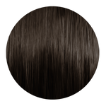 Runde Nahaufnahme einer glatten Haarsträhne in mittelbraun mit glänzenden Reflexen.