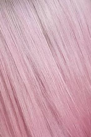 Glattes hellblondes Haar mit zartem Rosé-Ton als Inspiration für professionelle Haartönungen.