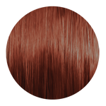 Runde Nahaufnahme einer leuchtend kupferfarbener dunkelblonder Haarsträhne mit glänzenden Reflexen.