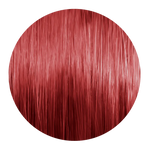Runde Nahaufnahme einer intensiv roter Haarfarbsträhne mit glänzenden Reflexen.