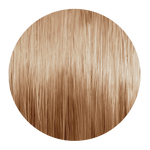 Runde Nahaufnahme einer glatten Haarsträhne in warmen Hellblond mit glänzenden Reflexen.
