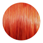 Runde Nahaufnahme einer intensiv leuchtender kupfer-orangen Haarsträhne mit glänzenden Reflexen.