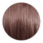 Runde Nahaufnahme einer glatten Haarsträhne in hellbraun, rosig-kühl mit glänzenden Reflexen.