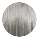Runde Nahaufnahme einer sehr hellen silbrig-aschblonden Haarsträhne mit glänzenden Reflexen.