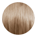 Runde Nahaufnahme einer hellen beige-blonden Haarsträhne mit glänzenden Asch-Kupfer-Nuancen.