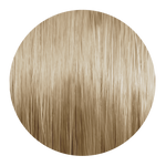Runde Nahaufnahme einer kühlen aschblonden Haarsträhne mit glänzenden Reflexen.