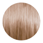 Runde Nahaufnahme einer hellen beige-goldblonden Haarsträhne mit glänzenden Reflexen.