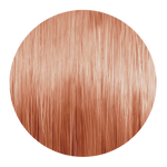 Runde Nahaufnahme einer hellen pfirsich-roséblonden Haarsträhne mit glänzenden Reflexen.