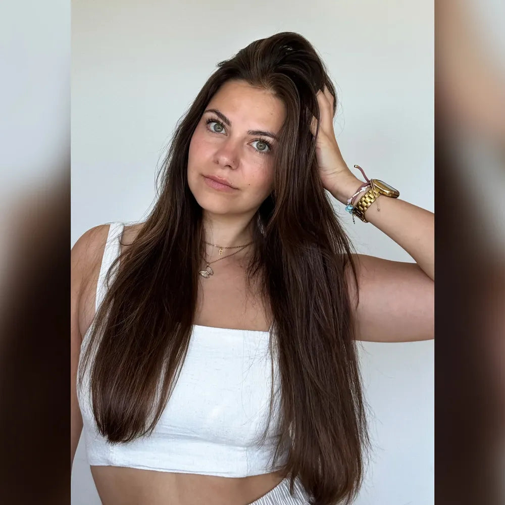 Frau mit langem, glattem dunkelbraunem Haar und sichtbar glänzendem Finish.