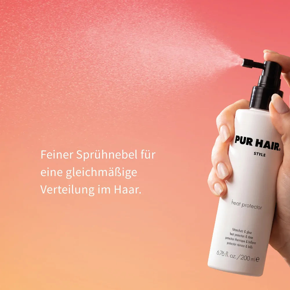 Hand sprüht den PUR HAIR Heat Protector mit feinem Sprühnebel.