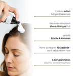 Frau trägt PUR HAIR Dry Foam Shampoo direkt am Haaransatz auf.