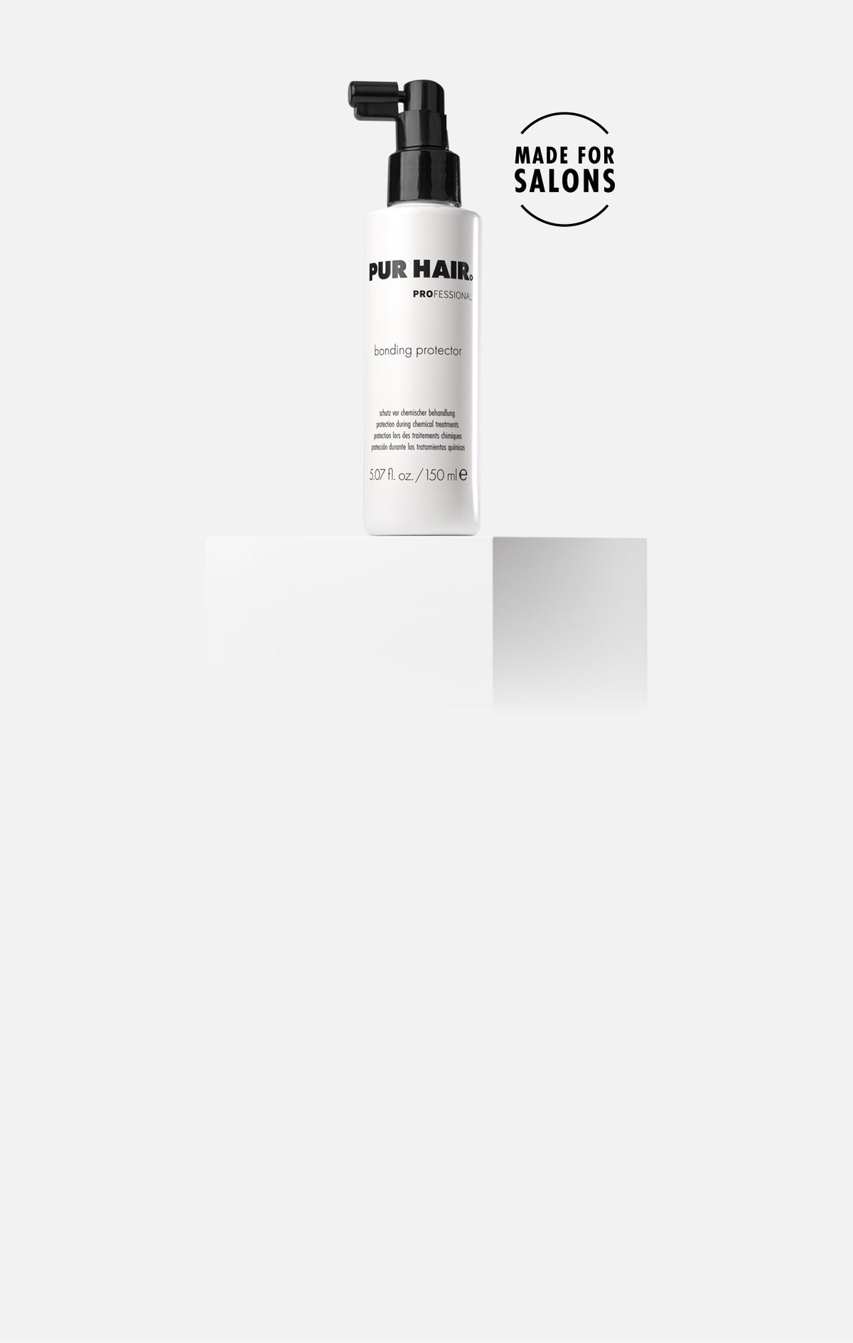 bonding protector Schutzspray für chemische Haarbehandlungen in weißer 150-ml-Flasche mit schwarzem Sprühkopf steht auf einem Podest.