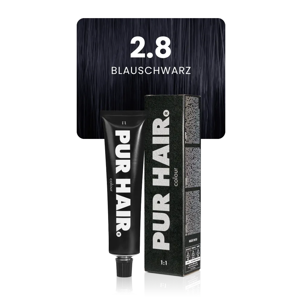 2.8 Blauschwarz mit schwarzer Farbtube und Verpackung vor einer sehr dunklen, blauschwarzen Strähne.