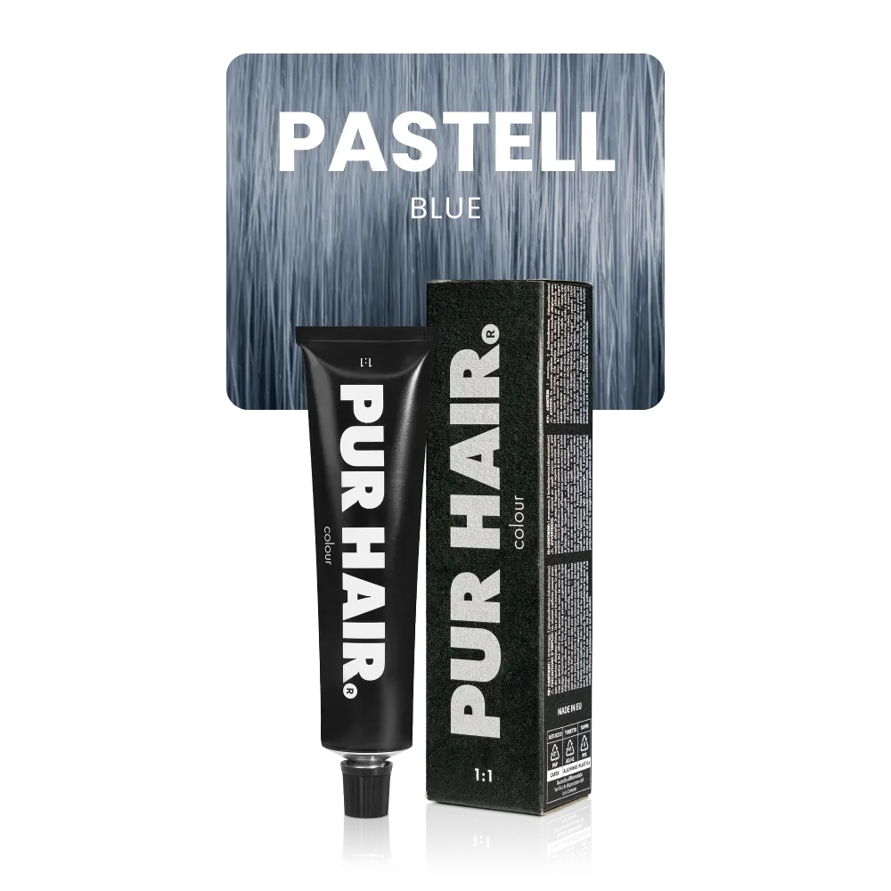 Pastell Blue mit schwarzer Farbtube und Verpackung vor einer hellen pastellblauen Haarsträhne.