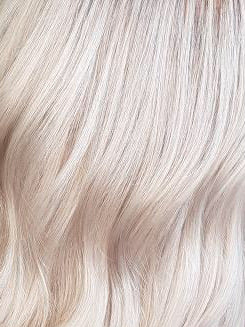 Helles, kühles Blond mit perlmuttfarbenen Reflexen als Inspiration für professionelle Blondtönungen.