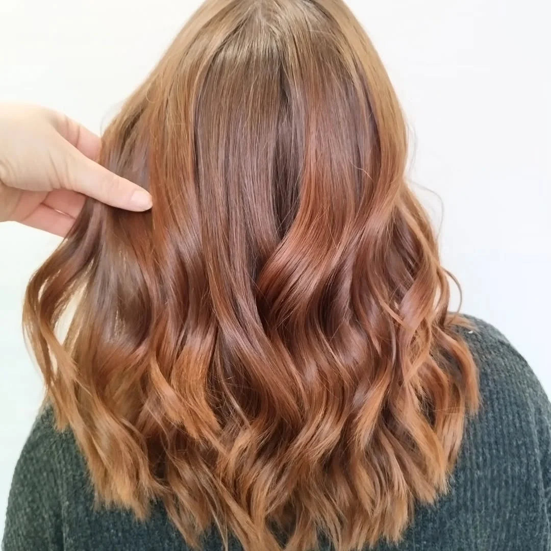 Glänzendes Kupferbraun mit warmen Reflexen und definierten Wellen.