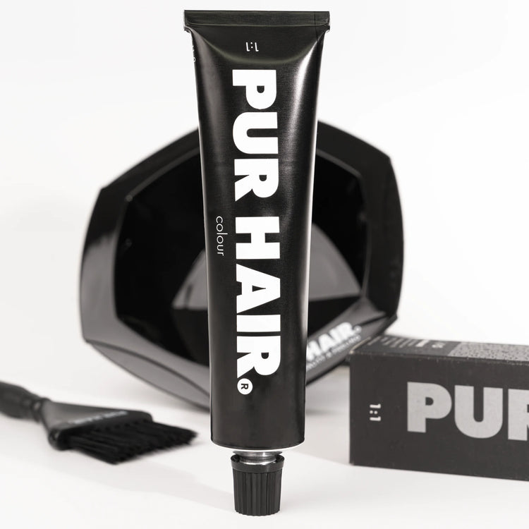 PUR HAIR Colour Haarfarbe in schwarzer Tube mit Färbeschale und Färbepinsel im professionellen Salon-Setting.
