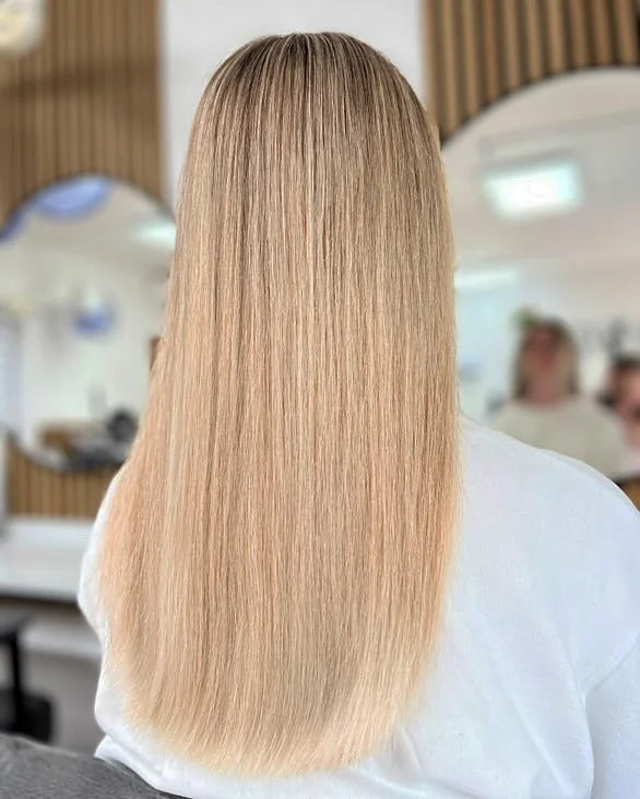 Glattes, hellblondes Haar mit natürlichem Glanz und gleichmäßigem Farbergebnis.
