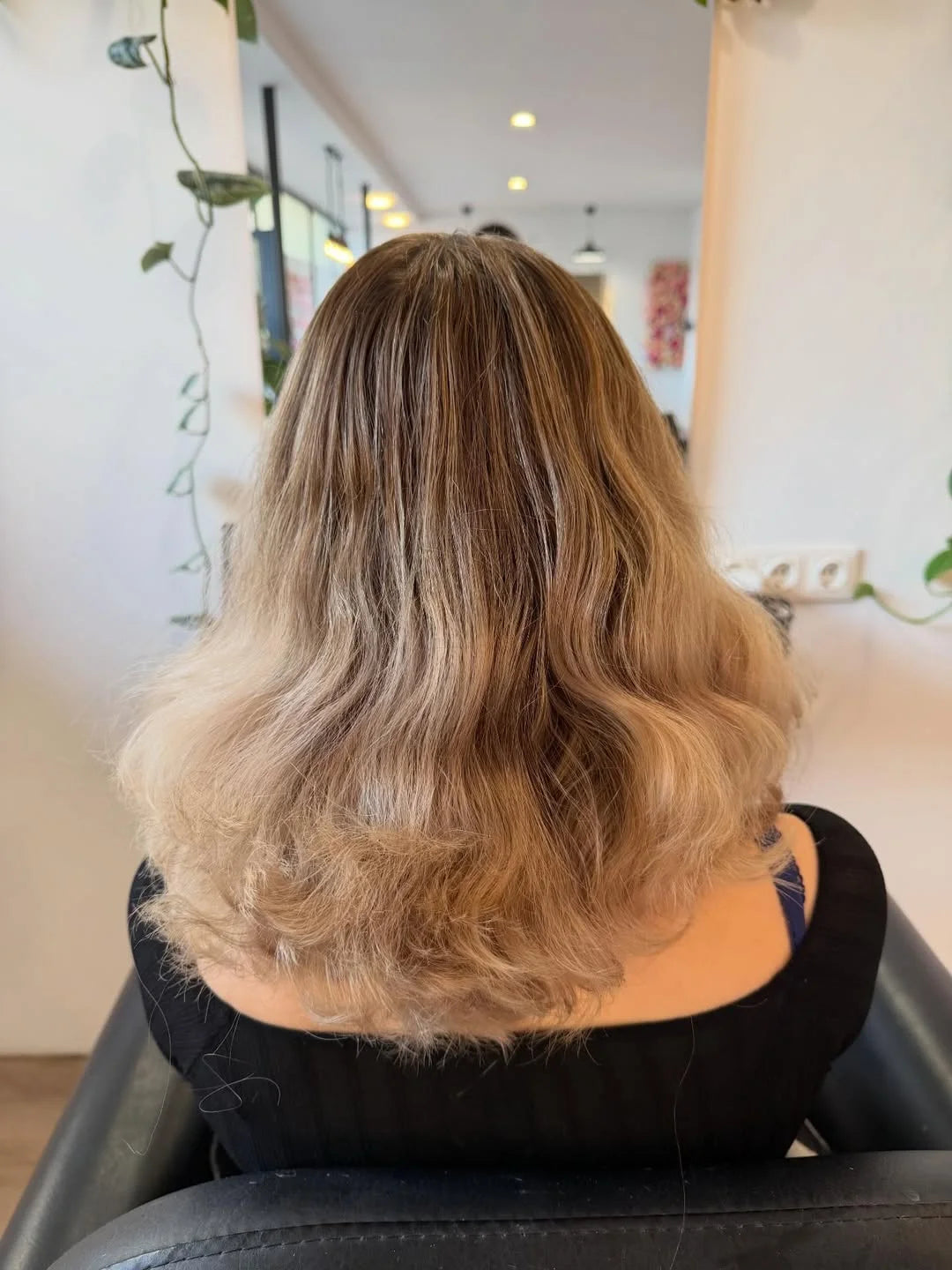 Natürliches Beige-Blond mit sanften Wellen und weichem Farbverlauf.