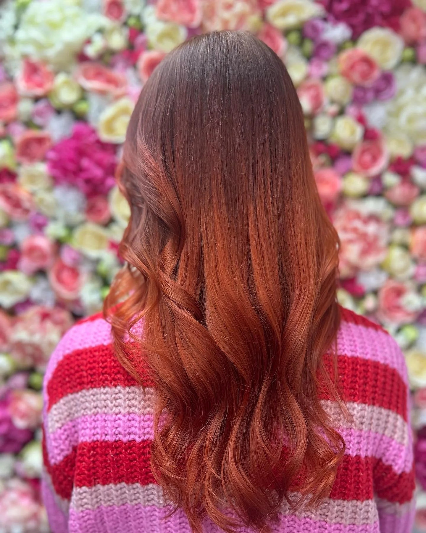 Intensive kupferrote Haarfarbe mit glänzenden Längen und weichen Wellen.