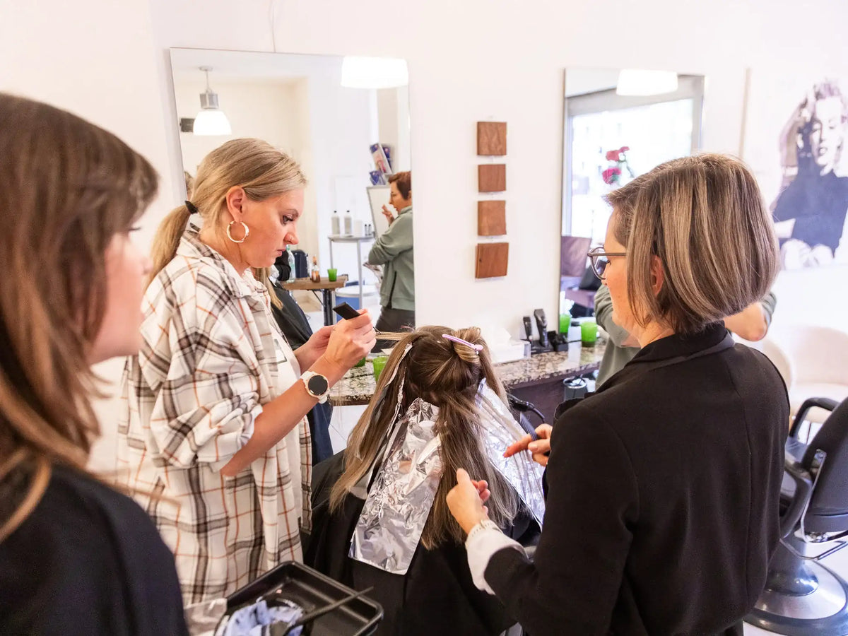 Friseurinnen bei einer PUR HAIR Colorationsschulung während einer professionellen Foliensträhnen-Technik am Modell.