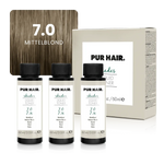 Drei weißen 60-ml-Flaschen, beiger Produktverpackung und natürlicher mittelblonder Haarfarbsträhne.