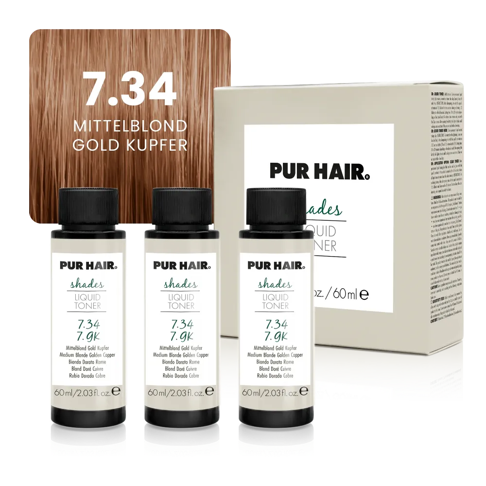 Drei weißen 60-ml-Flaschen, beiger Produktverpackung und warmer gold-kupferblonder Haarfarbsträhne.