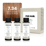 Drei weißen 60-ml-Flaschen, beiger Produktverpackung und warmer gold-kupferblonder Haarfarbsträhne.