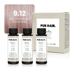 Drei weißen 60-ml-Flaschen, beiger Produktverpackung und heller kühl-roséblonder Haarfarbsträhne.
