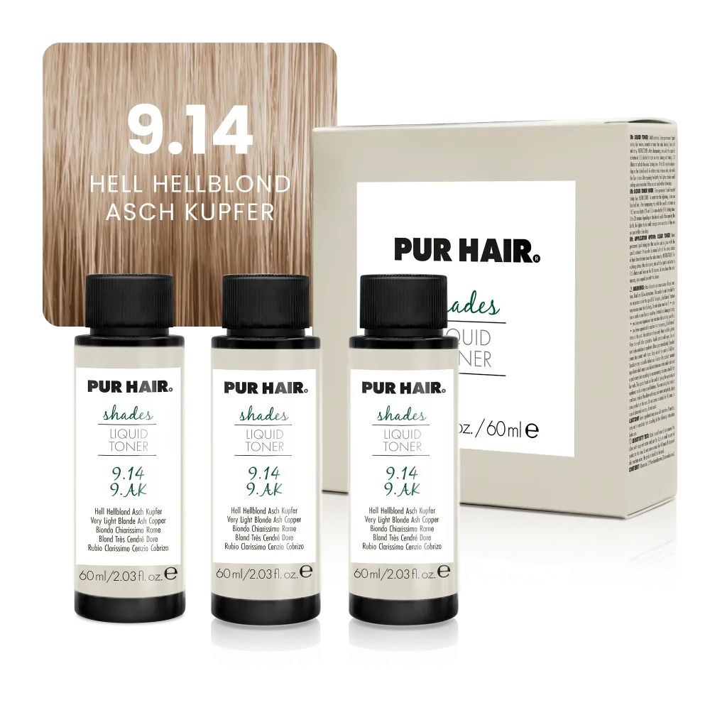 Drei weißen 60-ml-Flaschen, beiger Produktverpackung und heller beige-blonder Haarfarbsträhne.
